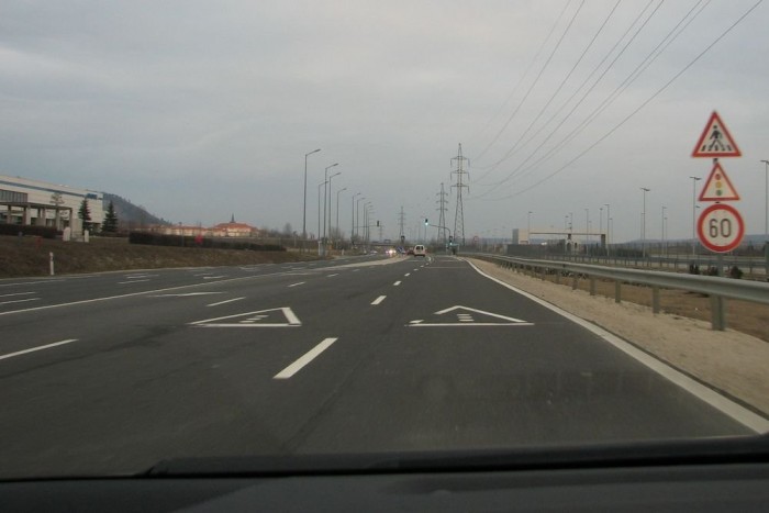 Ilyen rohadt messze a zebrától miért kell lelassítani a forgalmat egyáltalán?