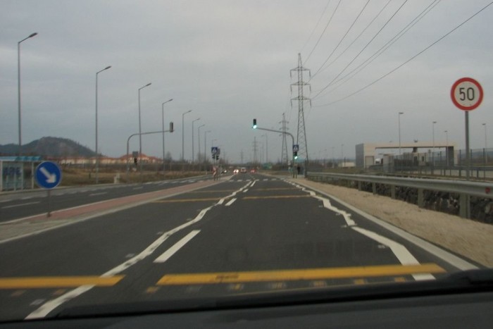 Még az 50-es táblától is irgalmatlan messze van a zebra