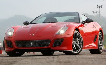 Ferrari gyönyör az alagútban