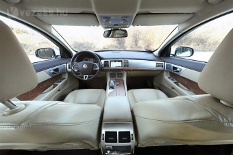 Ilyen egy Jaguar XF belseje