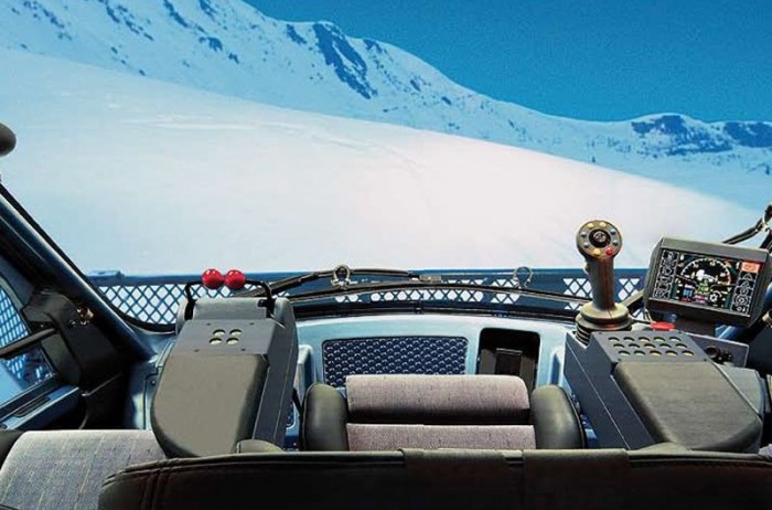 A bal oldali két pici kar (piros gömbbel) irányítja a két lánctalpat. Ha ellentétesen állnak akkor helyben megfordul a gép