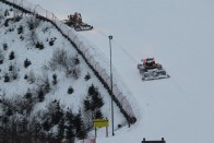 Akár az autópályán a hótolók, a ratrakok is eltolva, párhuzamos sávban haladnak