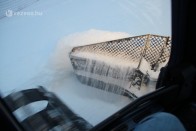 Szabályozható, hogy ratrak elé vagy mellé kerüljön a felszedett hó