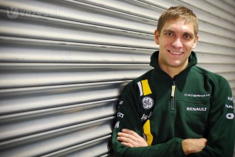 F1: Kirúgták Trullit, Petrov versenyez