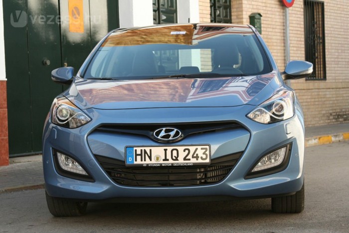 i30: Korea a németek sarkára hág 7 A motorkínálat: 1,4i: 100 LE/137 Nm. 1,6i: 120 LE/156 Nm. 1,6 direktbefecskendezéses GDI: 135 LE/164 Nm. Dízelmotorból háromféle lesz: 1,4 CRDi: 90 LE/220 Nm. 1,6 CRDi LP: 110 LE/260 Nm. 1,6 CRDi HP: 128 LE/260 Nm