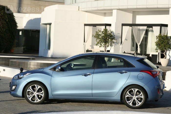 i30: Korea a németek sarkára hág 9 Jó fél év múlva, szeptemberben érkezik belőle a kombi is, amelyet a Genfi Autószalonon mutat be a Hyundai. Az újon kevésbé meredeken áll a szélvédő, jórészt ettől javult 0,33-ról 0,30-ra javult az alaktényező