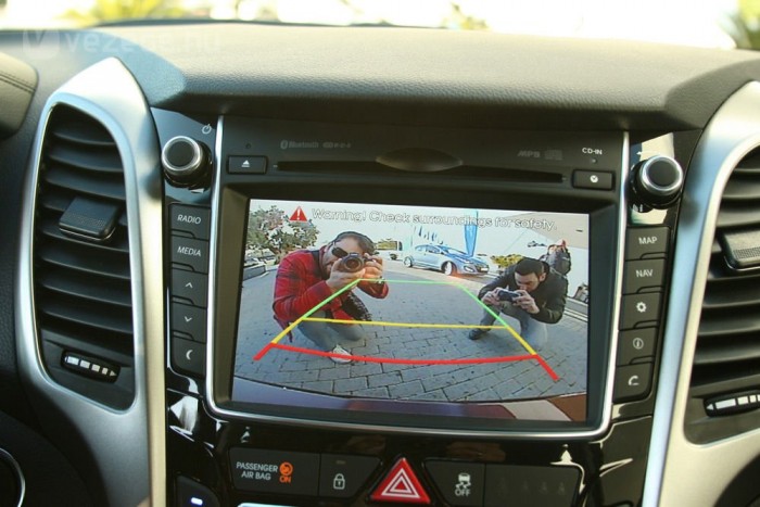 Mínusz 35 Celsius-fokban is működne a tolatókamera. Szép képe van a navigáció 7 colos kijelzőjén, persze mindez hiányzik a puritánabb kivitelekből