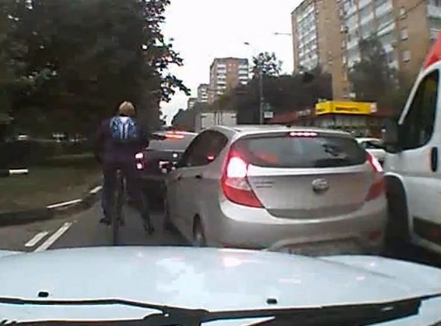 Tükröt tört a bosszúálló bringás