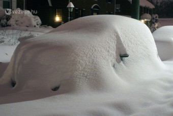 Hónapokig volt autójában a hó foglya