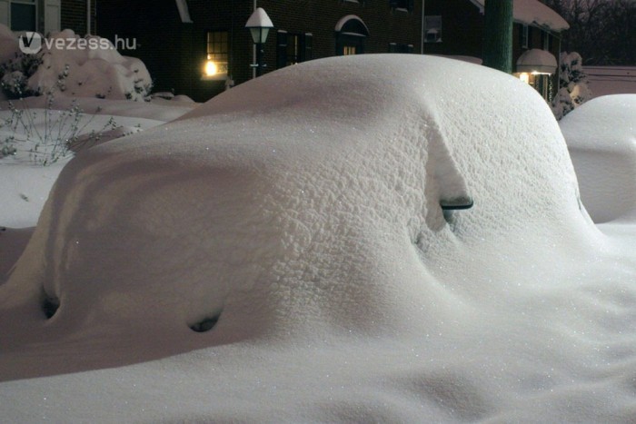 Hónapokig volt autójában a hó foglya