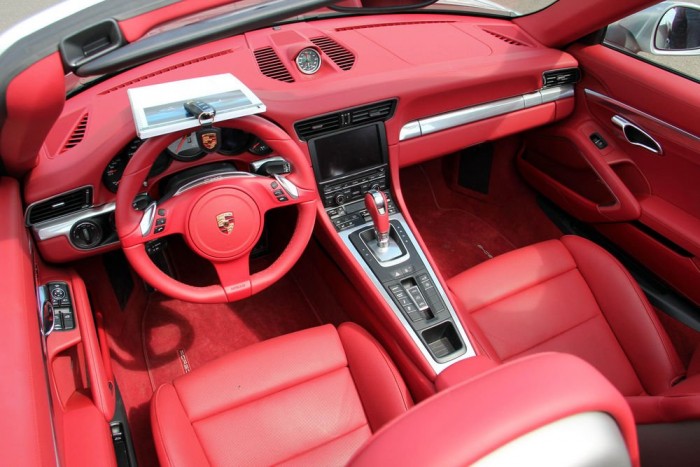 Egy Porsche sosem lehet elég jó 12 | Vezess Az igazi Playboy csak vörös bőrbelsőt választhat, legalább nem feltűnő az elkenődő rúzsnyom