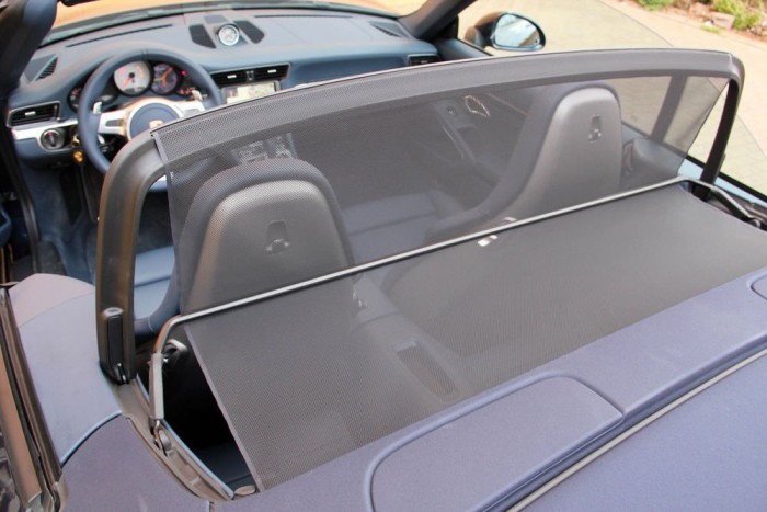 Egy Porsche sosem lehet elég jó 13 | Vezess Hatásos a gombnyomásra előbukkanó szélterelő, még autópálya-tempónál is elviselhetővé teszi a nyitott utazást