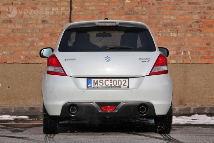 Hátulról látszik legjobban, hogy ez a sportmodell