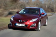 Hipermodern utódját várja tisztességben megőszülve a közepes dízellel szerelt Mazda6, amelynek legnagyobb gyilkosa a saját tesója.