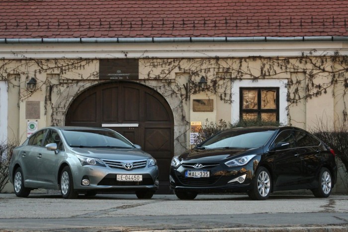 Összehasonlító teszt: Hyundai i40 – Toyota Avensis 15 Mindkét modellhez nagyon jók a garanciális feltételek. A rengeteget autózóknak a Hyundaié még jobb, mert az 5 évhez nincs kilométerkorlát