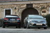 Alig gyengébb az Avensis Sol felszereltsége, de 1,4 millió forinttal kevesebb kerül az i40 Style-nál. Ezzel eldőlt a teszt, a Toyota javára