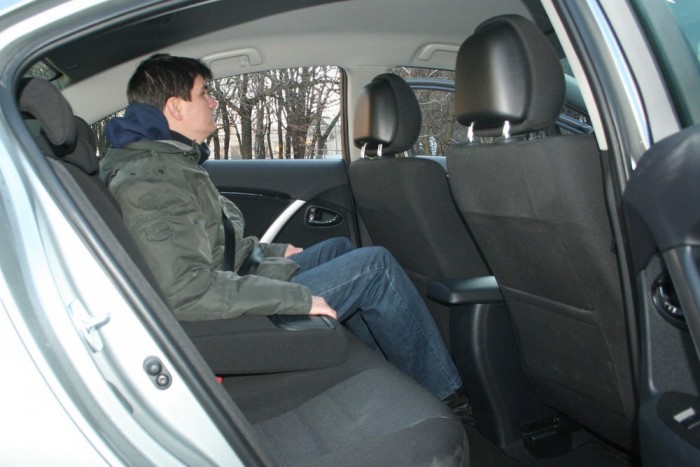 Szép egyenletes a padló, de kisebb a lábtér az Avensisben