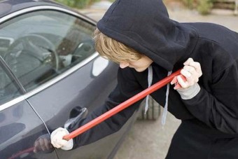 Végigaludta apja kocsijának ellopását