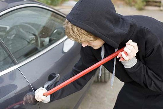 Végigaludta apja kocsijának ellopását