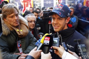 Vettel: A McLaren gyors, a Ferrari rejtély