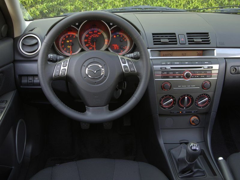 Vörös háttérvilágítás, egyszerű formák és anyagok, tartósság, ilyen a Mazda