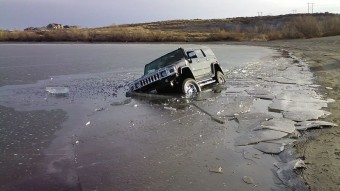 Újabb Hummer a jég alatt