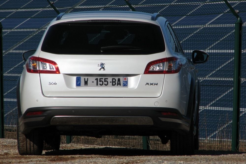 A katalógus szerint 4,1 liter az átlagfogyasztás. Ez az EU-szabvány szerinti papírfogyasztás annyira röhejes, hogy a Peugeot sem veszi komolyan: a sajttájon eldicsekedtek az 5,5 literes minimálfogyasztással (a legkönnyebb talpú újságíró alatt)