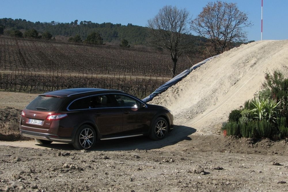 Nem terepjáró, ezt nagyon hangsúlyozza a Peugeot, de egy sáros földút, egy meredek, poros emelkedő vagy pár tucat centi hó nem állhatja útját