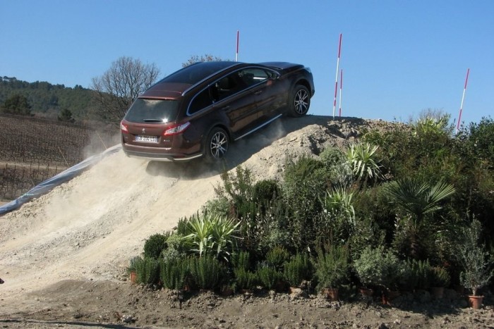 Folytatódik a francia hibridforradalom 6 Egy tekerentyűvel fixre kapcsolható a hátsó elektromos hajtás, ilyenkor magabiztos 4x4-es lesz az 508 RXH-ból