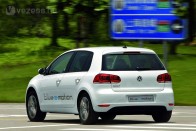 A Golf 11,8 másodperc alatt éri el papíron a 100 km/órát, ami a mutatott dinamika alapján hihetőnek is tűnik