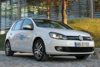 Akár már ma sorozatgyártásba vehetnék, annyira kész autónak tűnt a Volkswagen teljesen elektromos autója. A Golf blue-e-motiont a márka főhadiszállásán, Wolfsburgban próbálhattam ki