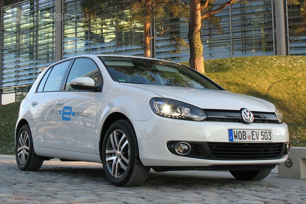 Akár már ma sorozatgyártásba vehetnék, annyira kész autónak tűnt a Volkswagen teljesen elektromos autója. A Golf blue-e-motiont a márka főhadiszállásán, Wolfsburgban próbálhattam ki