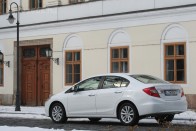 A 132 lóerős Hyundai Elantra Comfort 5,5 millióba kerül, a hasonlóan gazdagon felszerelt Toyota Corolla 1,6 Sol VSC listaára 5,9 millió Ft. A Civic 1,6 Elegance árlistáján 5 249 990 Ft szerepel