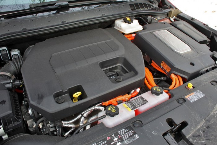 Hazai teszt a félig elektromos Opellel 13 | Vezess 150 lóerős villany- és 86 lóerős benzinmotor lakik az Amperában. A két szám nem adható össze: az Ampera csúcsteljesítményét a villanymotor határozza meg