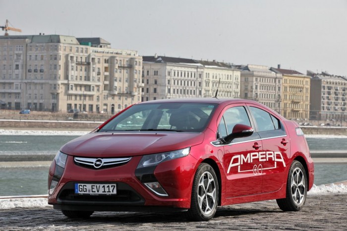 Hazai teszt a félig elektromos Opellel 7 | Vezess Először járt hivatalosan magyar földön az Ampera. Bele is tettünk jó 1300 kilométert egy hét alatt