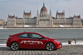 Hazai teszt a félig elektromos Opellel