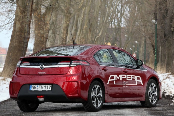 Hazai teszt a félig elektromos Opellel 15 | Vezess Négyajtósnak látszik, de valójában a hátsó szélvédő felnyílik a csomagtér-fedéllel