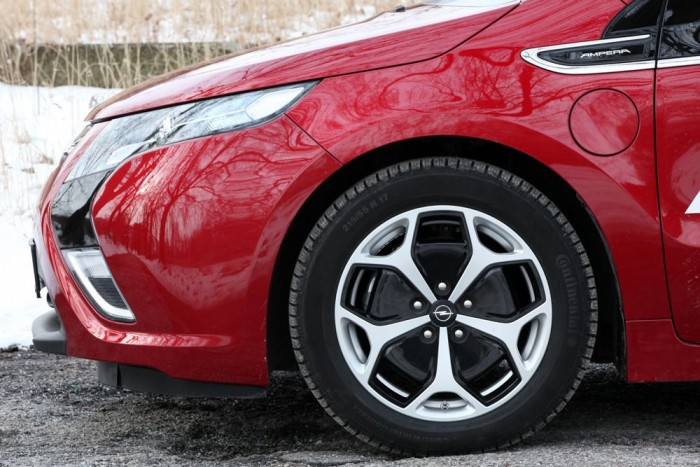 Hazai teszt a félig elektromos Opellel 14 | Vezess A 17-es felnit direkt az Amperára tervezték, alacsony gördülési ellenállású, takarékos gumik vannak rajta