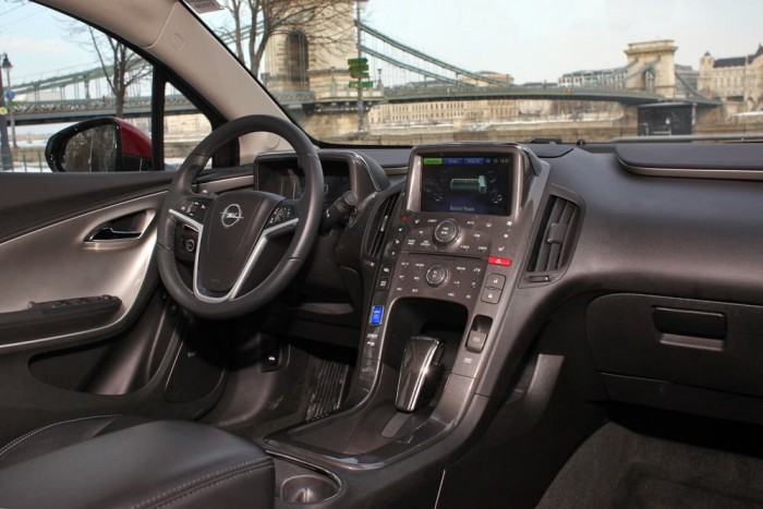 Hazai teszt a félig elektromos Opellel 9 | Vezess A helyrabló középkonzol miatt igen szűknek érződik az Ampera első traktusa