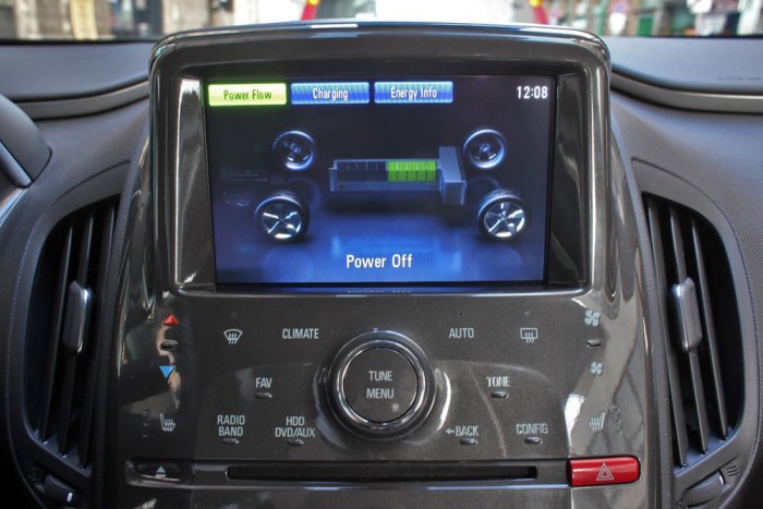 Hazai teszt a félig elektromos Opellel 17 | Vezess Az irdatlan, színes központi érintőképernyőn követhető, mikor mivel megyünk