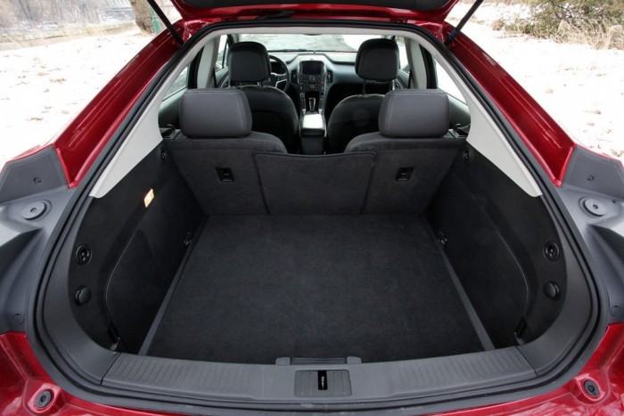 Hazai teszt a félig elektromos Opellel 18 | Vezess 310 liter csupán a raktér, de a támlák döntésével 100 liter fölé bővíthető