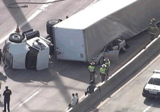 Ráborult a kamion, túlélte