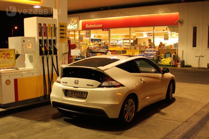 90-100 közötti sebességgel, időnként padlógázás előzésekkel, de légkondi nélkül 4,64 literes fogyasztást mértünk