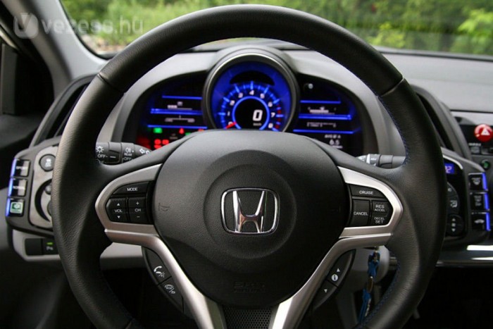 Nem túl erős, de hangulatos autó. Jó vezetni a CR-Z-t