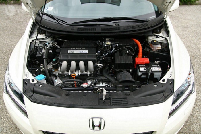 Félmegoldás a drága benzinre 7 A Honda hibridtechnikája az 1,3-as, kehes benzinessel csalódás volt az Insightban, de a CR-Z-ben a 114 lóerős, 1,5-ös benzineshez kapcsolódik és sokkal vonzóbb. Az eredeti, 1999-es Insight óta ez az első Honda, amely hengerenként 4 szelepes motorral kombinálja a rásegítést, mert a Civic, a Jazz és az Insight benzinese kétszelepes