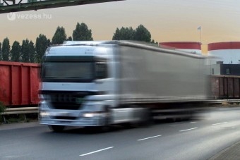 Cigit tankolt a kamion