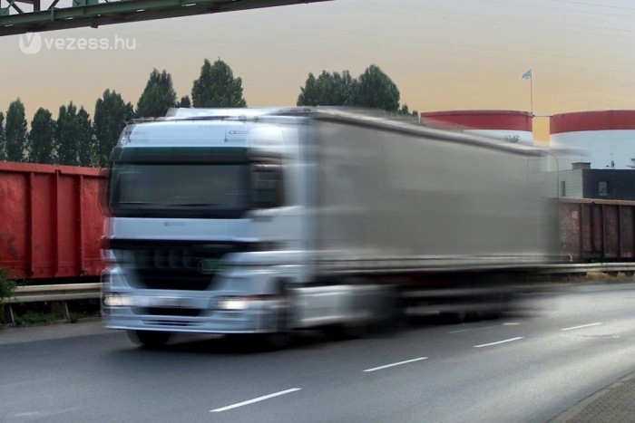 Cigit tankolt a kamion