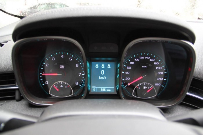 Malibu: egy szelet az amerikai álomból 8 | Vezess A Camarót idézi a műszerek szögletes kerete