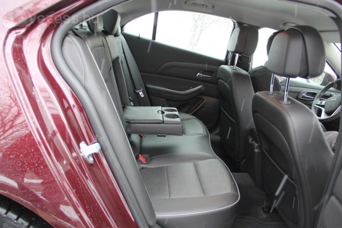 Malibu: egy szelet az amerikai álomból 9 | Vezess Átlagos a hátsó lábtér, két magas felnőtt elüldögél egymás mögött