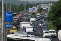 A dugó nem az új buszsávnál kezdődik, hanem jóval előtte. Hétfőn-kedden jóval a Tesco mögé ért a sor